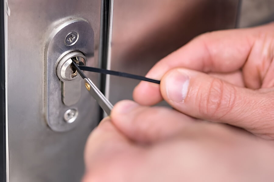 Sử dụng những thanh kim loại để mở khóa